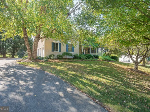 104 Five Farms Cir, Avondale, PA 19311