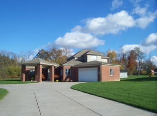 25 Stoughton Ln, Orchard Park, NY 14127