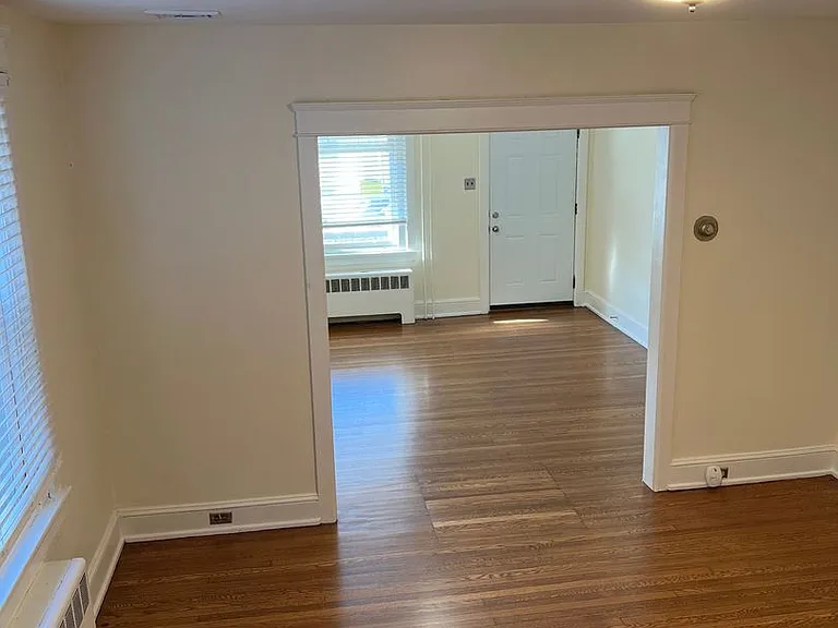 1320-1322 Chelsea Ave — Photo 8