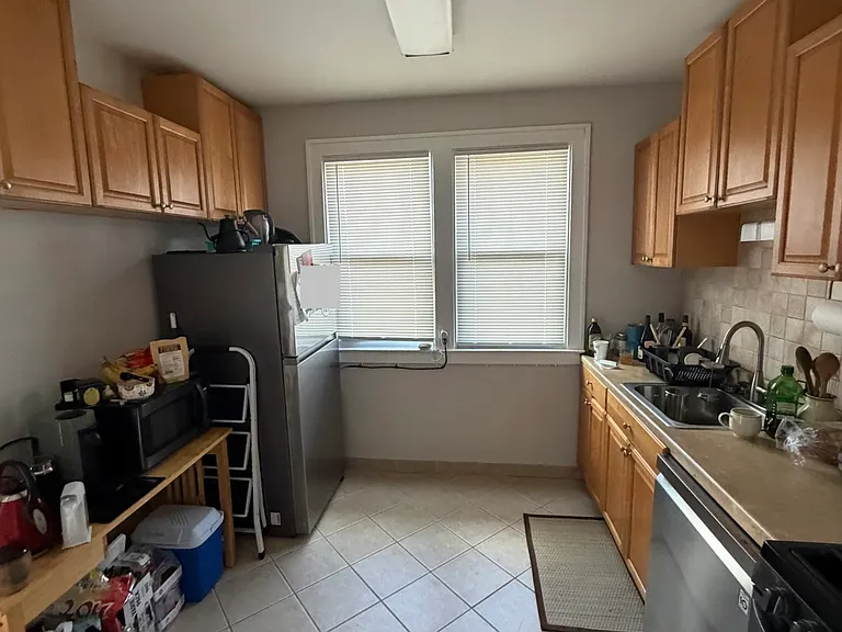 1241-1243 Beaconsfield Ave #1241 — Photo 7