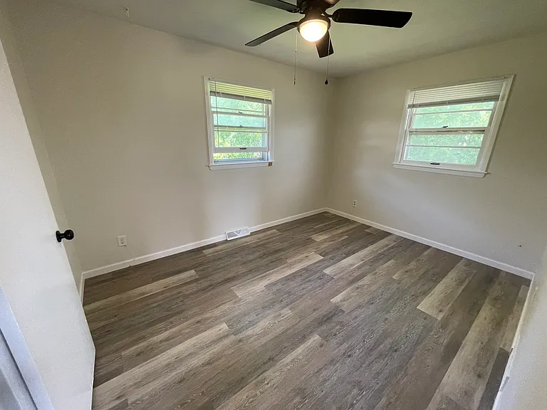 2207 Clark Ln — Photo 9