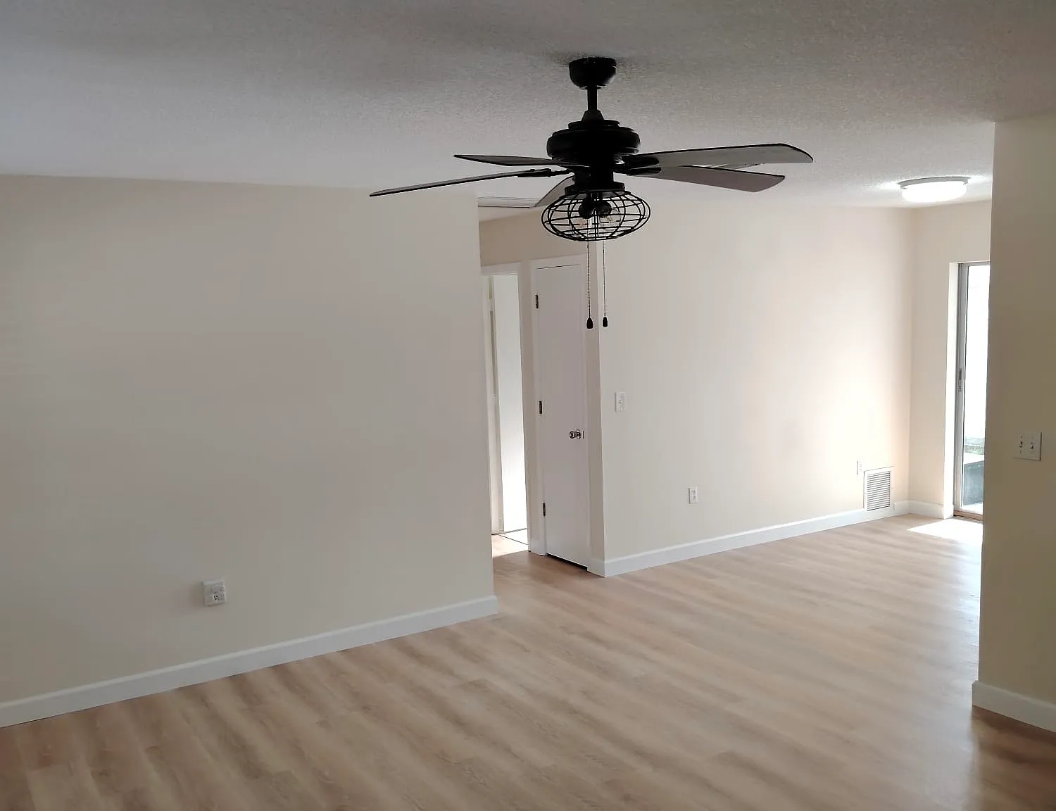 3 bed, 1.5 bath, 1500 sqft, $2,300 — Photo 4