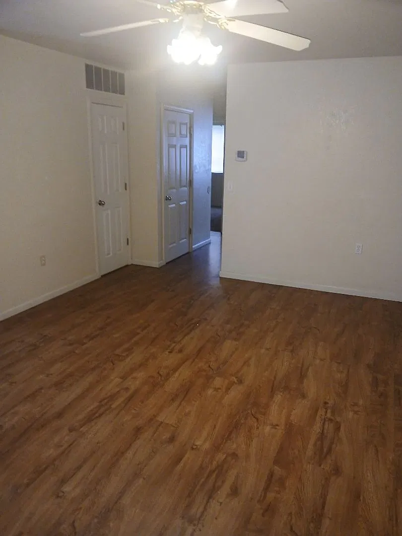 631 Scottsvale Dr — Photo 3