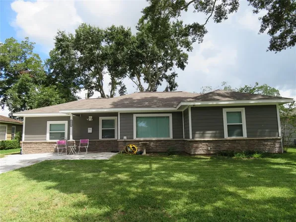 1210 Merchant St, El Campo, TX 77437