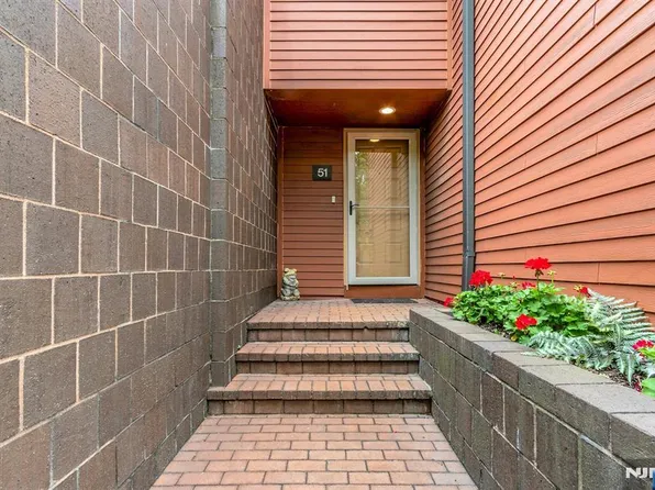 51 Hidden Ledge Rd, Englewood, NJ 07631