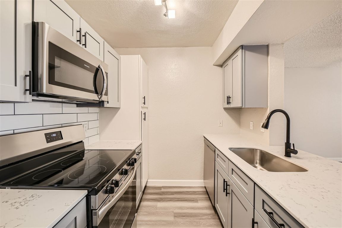 5600 N Beach St #1618 - Web Quality - 006 - 08 Kitchen