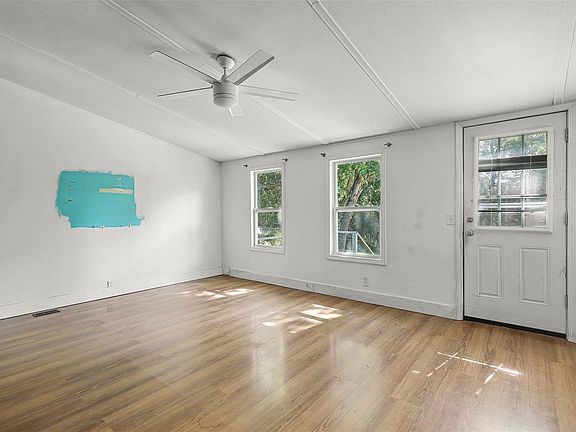3rd image of 131 Bonita Dr