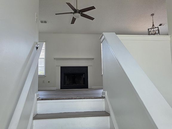3rd image of 3846 Sunview Dr NW