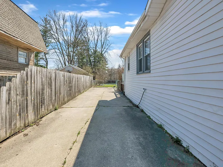 419 W Twelve Mile Rd — Photo 29