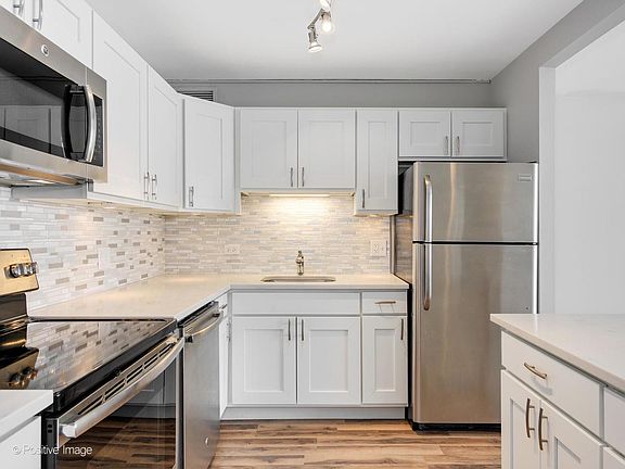 3rd image of 3930 N Pine Grove Ave APT 1605
