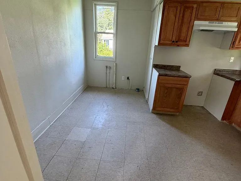720 Elgie St — Photo 3