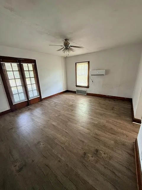 Unit Photo - 215 E 19th St #1/2