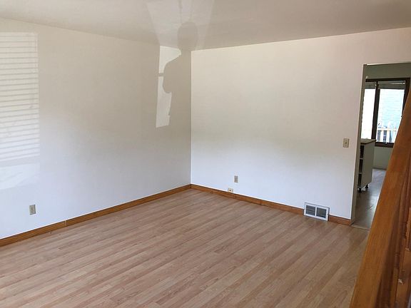 5th image of 46 Lakewood Gardens Ln