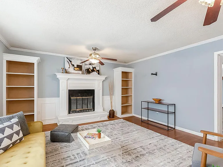 427 N Blake St — Photo 2