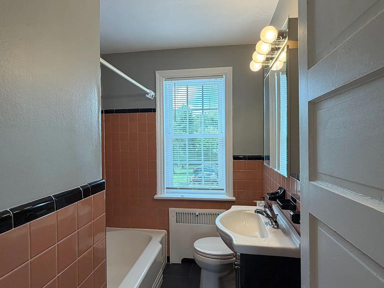 1 bed, 650 sqft, $1,600 — Photo 3