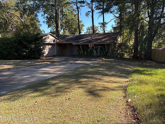3rd image of 912 Post Rd