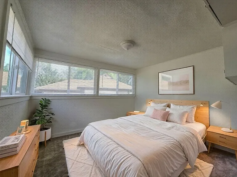 228 SE Pitzer St — Photo 4