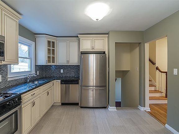 3rd image of 247 Pleasant Valley Way