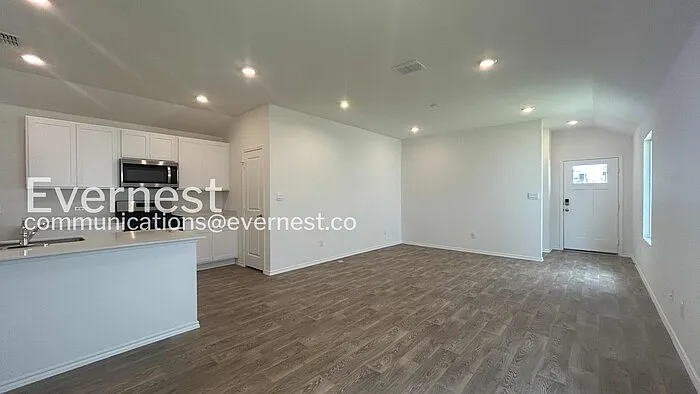 3 bed, 2.0 bath, 1206 sqft, $1,745 — Photo 4