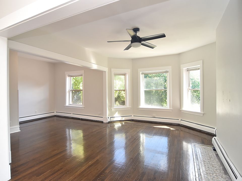 1st image of 220 N Austin Blvd Unit 2