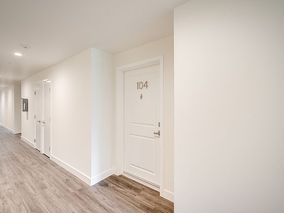 4th image of 14526 Hartland St #104
