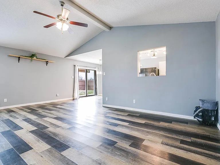 1221 Elmo Ln — Photo 5