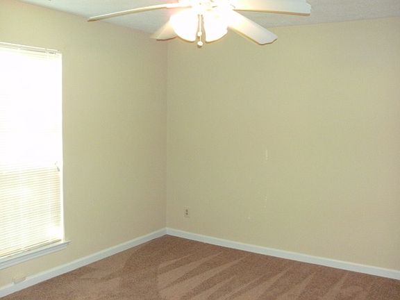 http://www.propertyboss.net/CustomerImages/EXCALIBR_92531/media/Properties/519%20Windchase%20Ln%20(DOM)\/zsmall_519WIN005.JPG