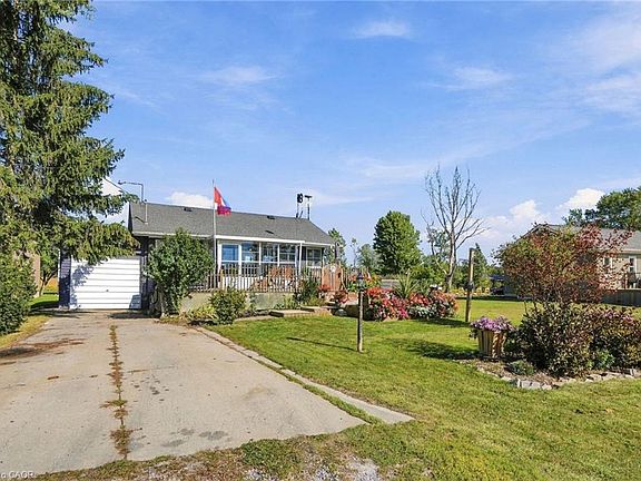 3rd image of 2579 Lakeshore Rd