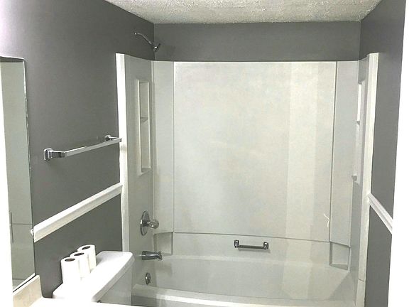 Hall bathroom with door to second bedroom