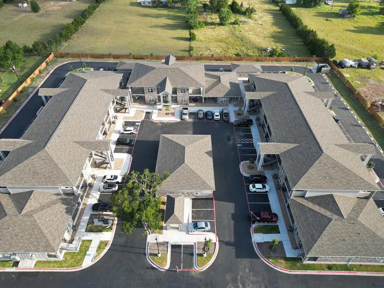 Horseshoe Apartments — Photo 2