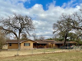 85 Hickory Ln, Fredericksburg, TX 78624