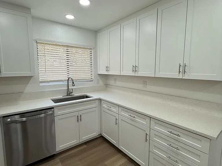 300 Grove Ct — Photo 4