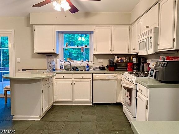 5th image of 37 Highmount Ave