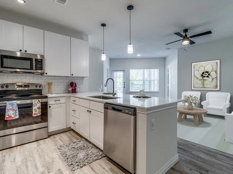 Residence at Gateway Village — Photo 12