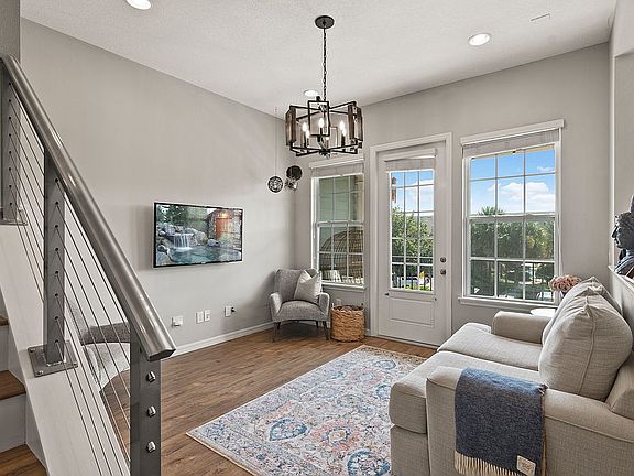 5th image of 917 Taramundi Dr