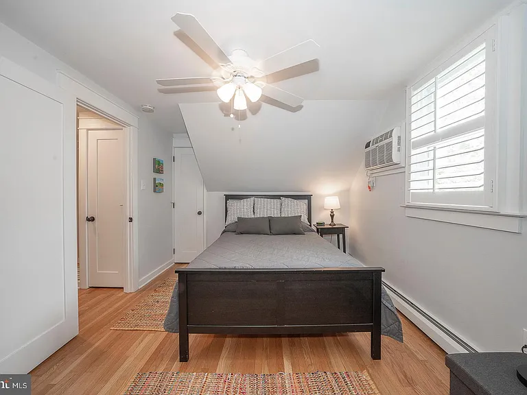 533 Monument Ave — Photo 23