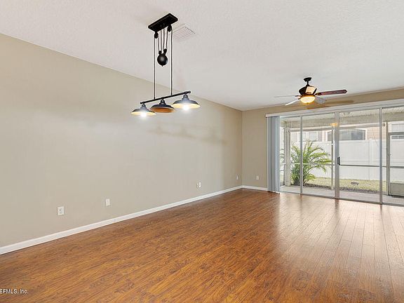 3rd image of 4261 Highwood Dr