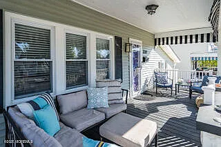 4 bed, 2.5 bath, 1900 sqft, $4,850 — Photo 2