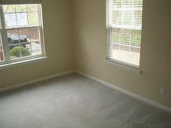 4th image of 927 W Oaks Dr