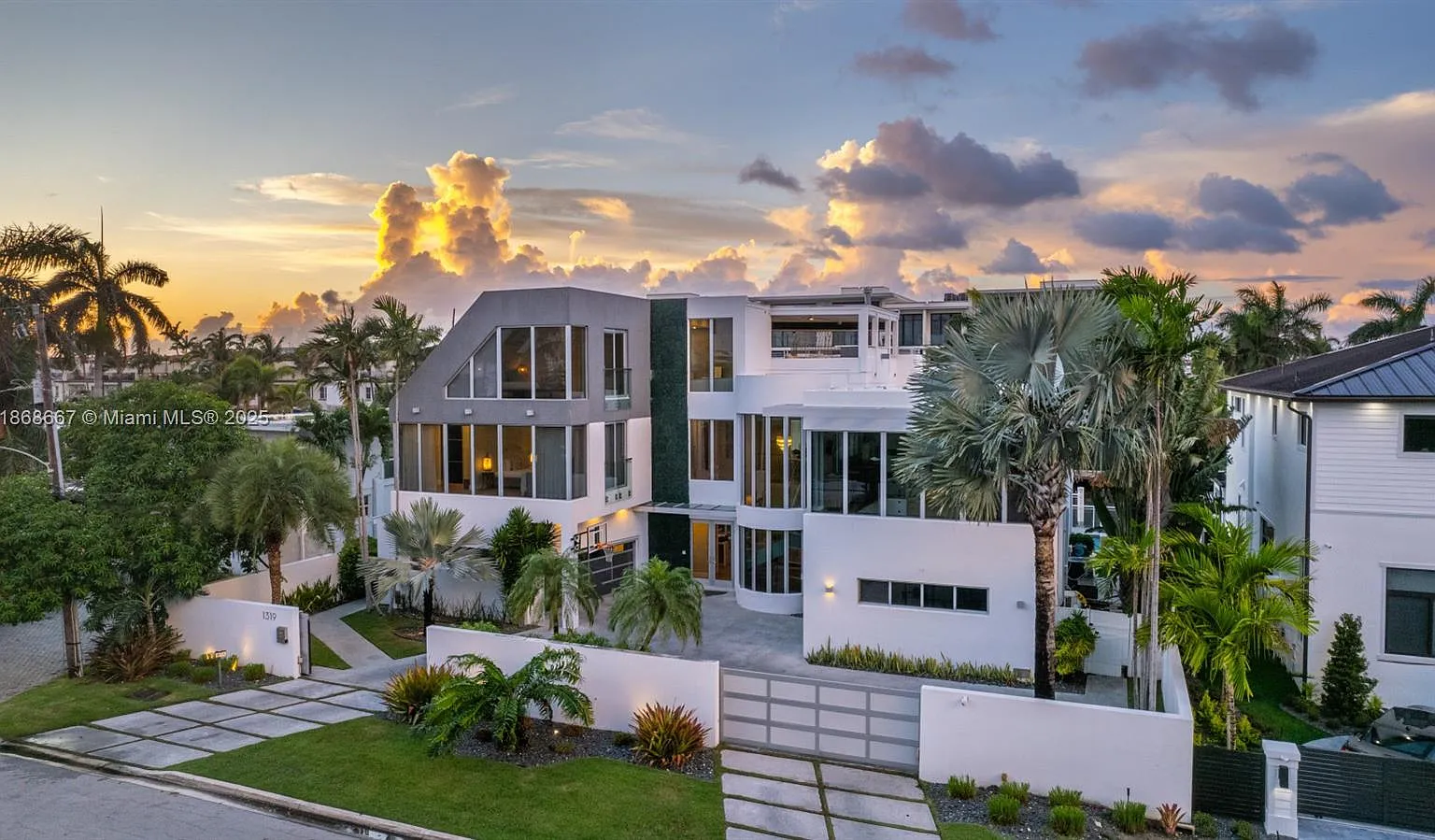 Beach Way Heights Unit — Photo 4