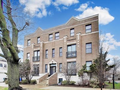 3044 W Roscoe St APT 2E, Chicago, IL, 60618