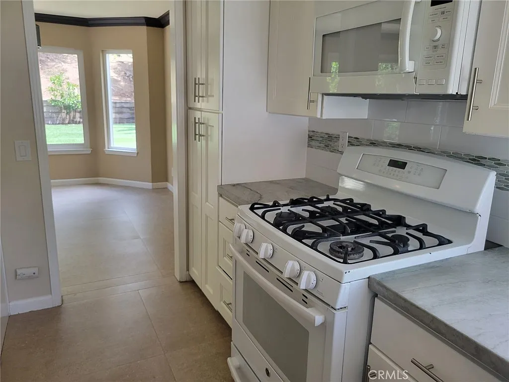 3 bed, 2.5 bath, 1603 sqft, $4,000 — Photo 3