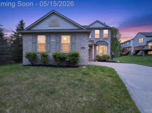 809 Canyon Creek Dr, Holly, MI 48442