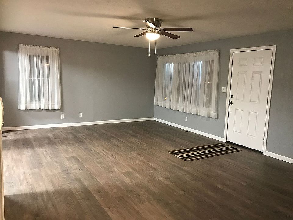 Spacious living/dining room