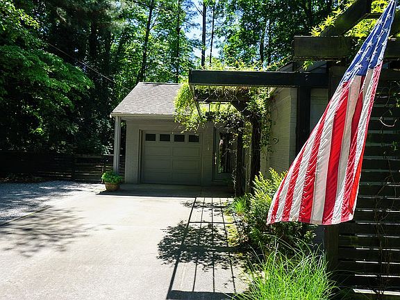 5th image of 138 Berkeley Ln