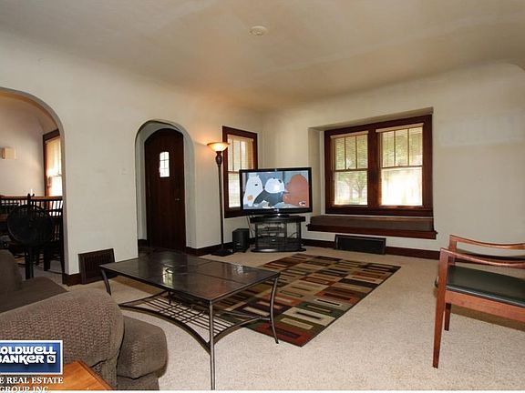 Light & bright living room