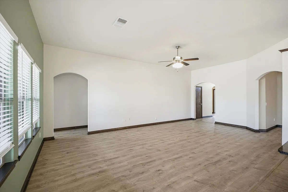 3 bed, 1823 sqft, $2,195 — Photo 2