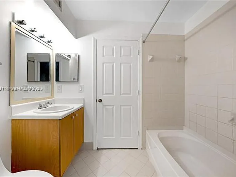 3903 Tree Top Dr #Townhouse 3903 — Photo 4