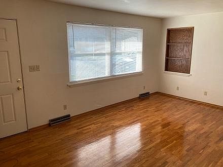 4th image of 912 Susan Ln
