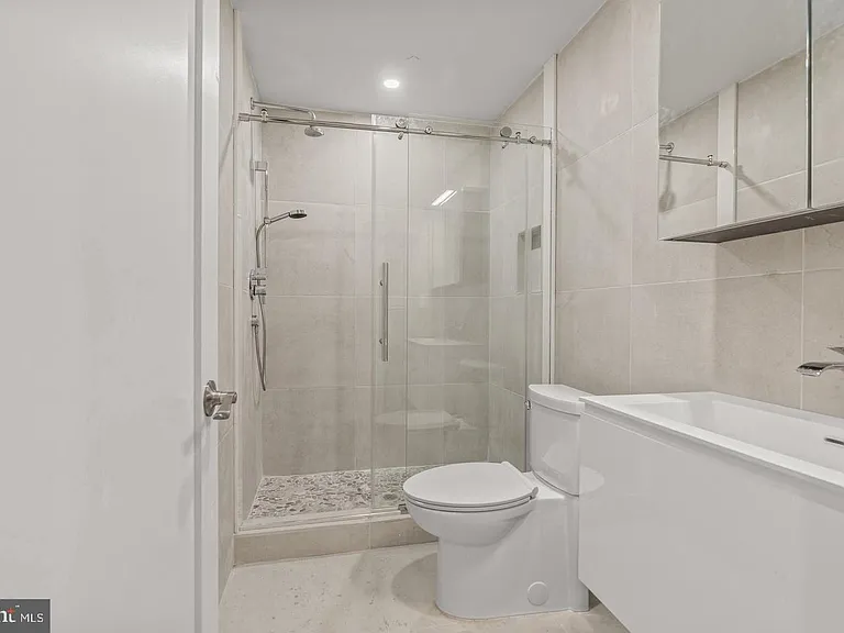 253 N 3rd St #3R — Photo 8